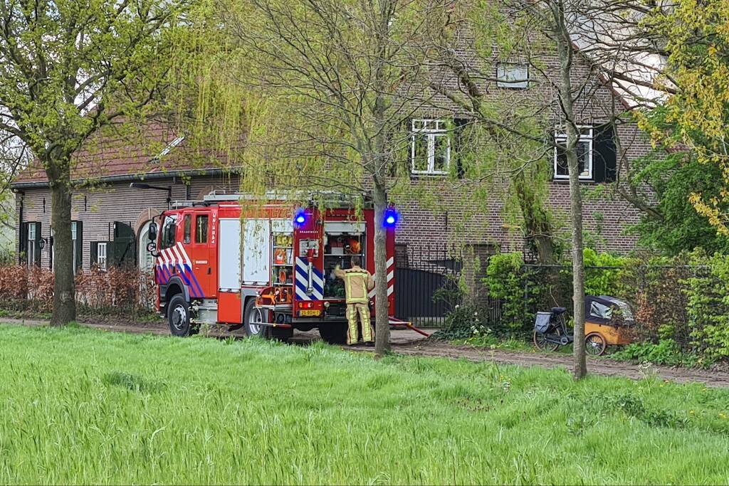 Grote rookwolken bij brand in schuur