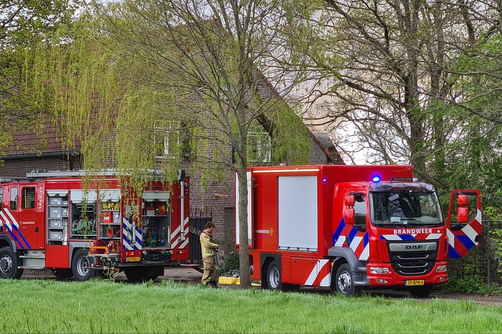 Grote rookwolken bij brand in schuur