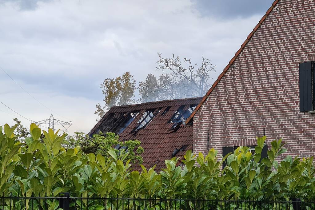 Grote rookwolken bij brand in schuur