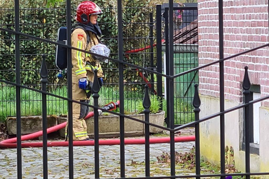 Grote rookwolken bij brand in schuur