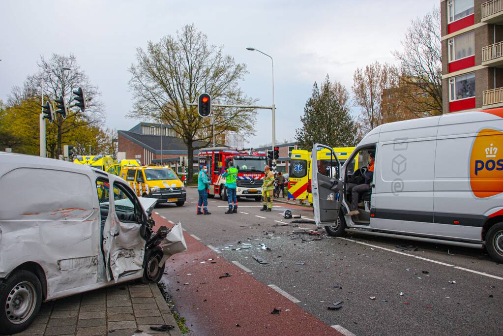 Meerdere voertuigen betrokken bij botsing op kruising in Schuilenburg