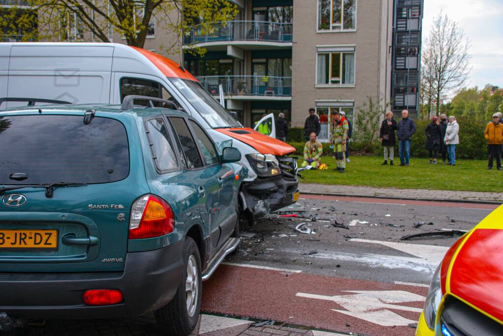 Meerdere voertuigen betrokken bij botsing op kruising in Schuilenburg