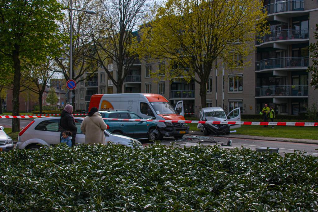 Meerdere voertuigen betrokken bij botsing op kruising in Schuilenburg
