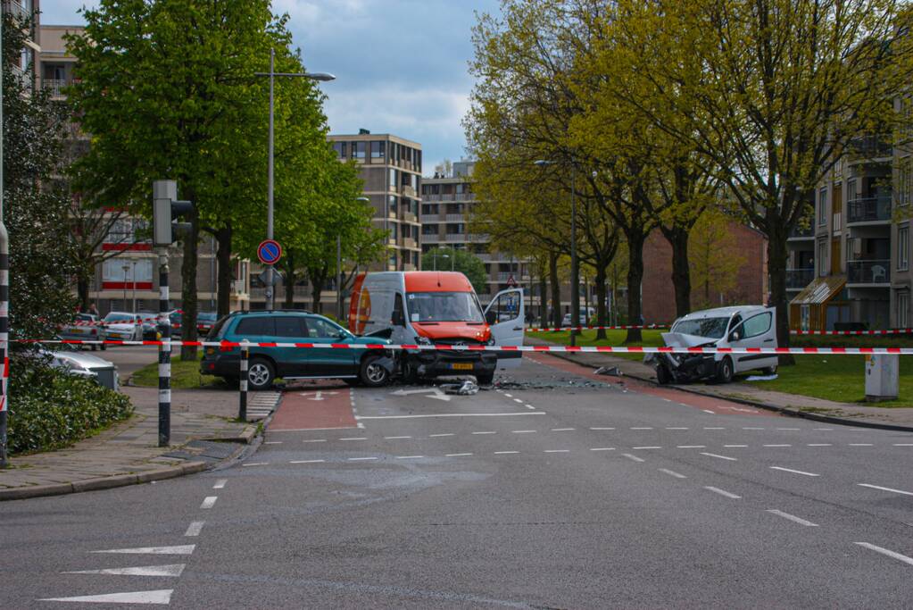 Meerdere voertuigen betrokken bij botsing op kruising in Schuilenburg