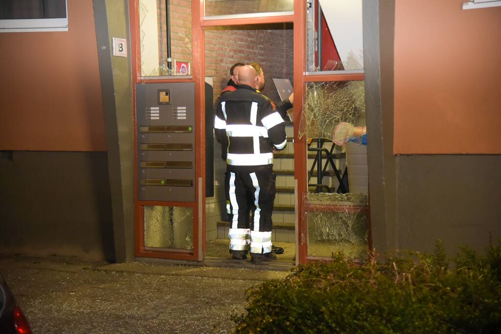 Schade door ontploffing vuurwerkbom in portiekflat