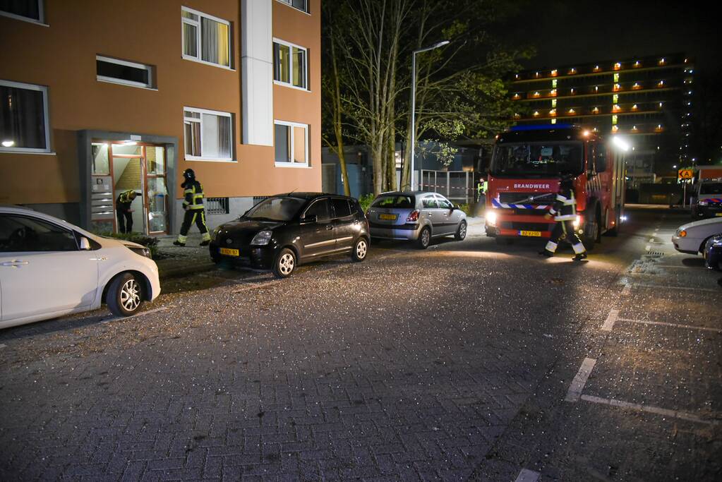 Schade door ontploffing vuurwerkbom in portiekflat