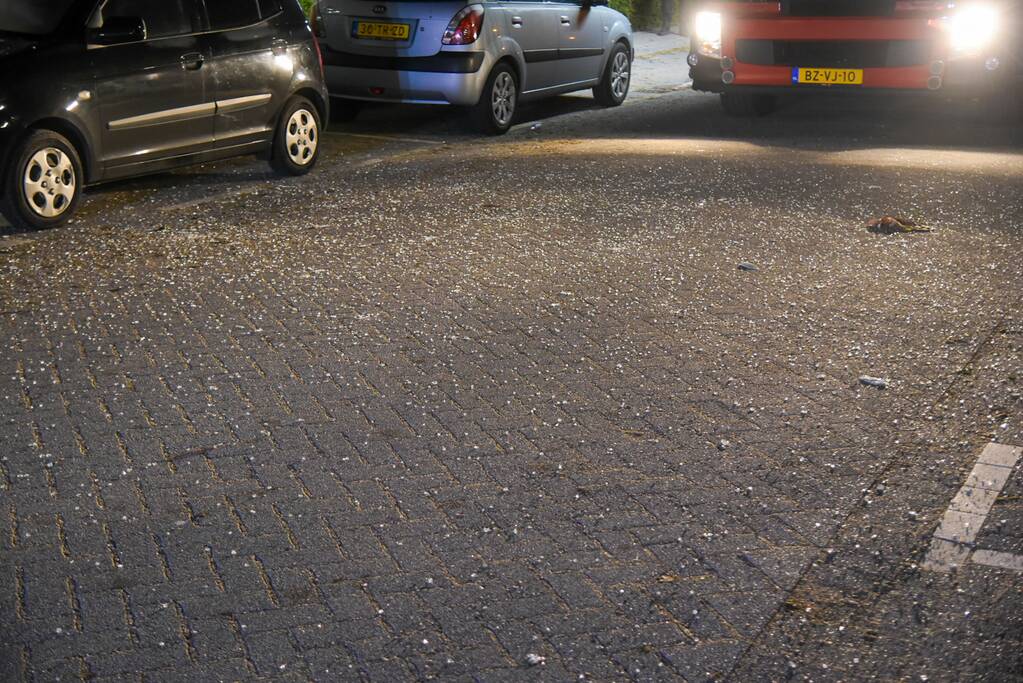 Schade door ontploffing vuurwerkbom in portiekflat