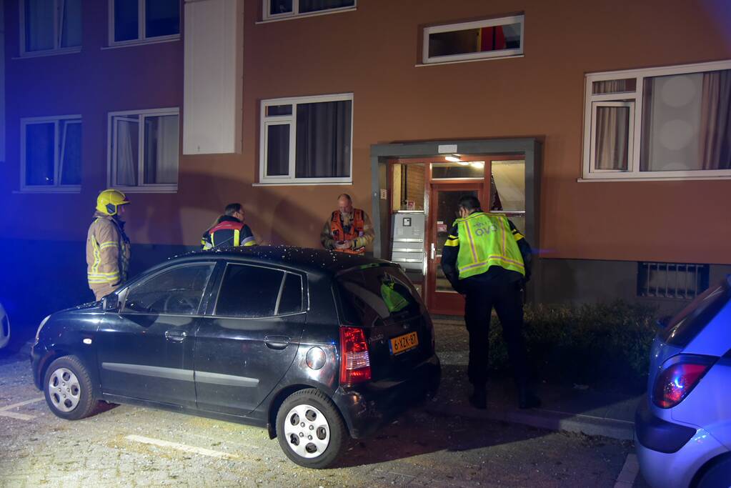 Schade door ontploffing vuurwerkbom in portiekflat