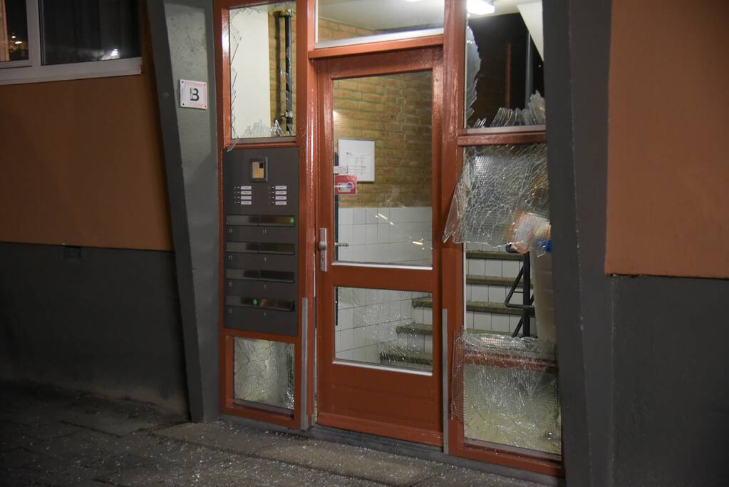 Schade door ontploffing vuurwerkbom in portiekflat