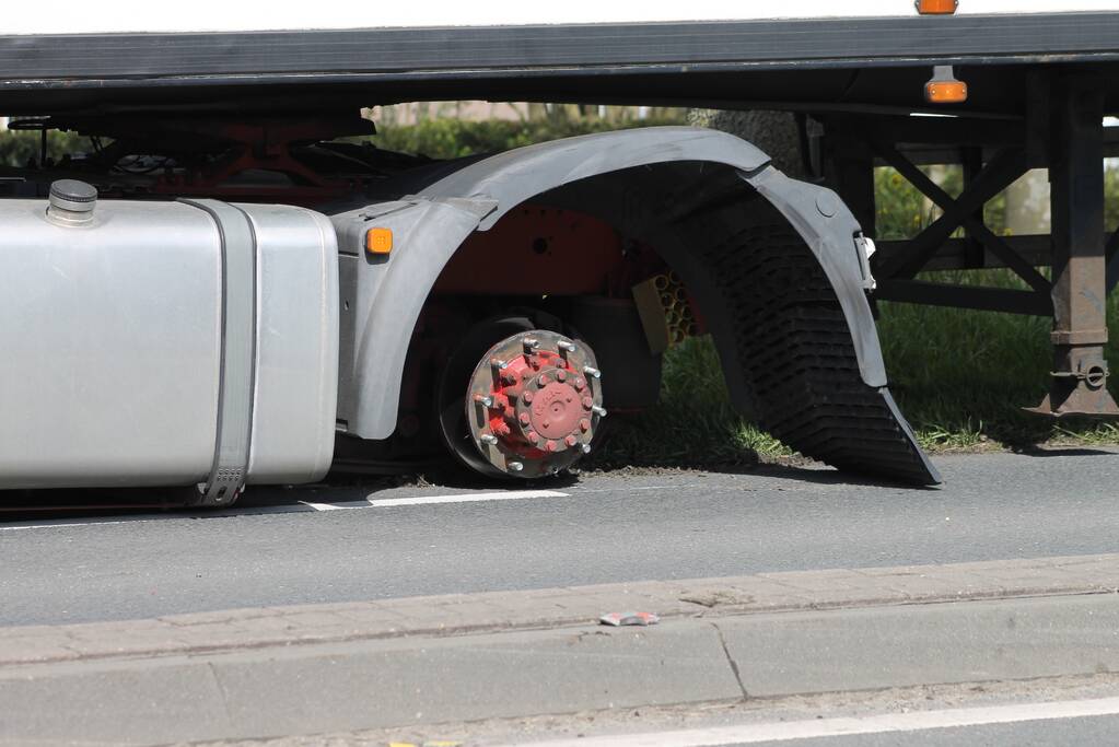 Vrachtwagen verliest achterband