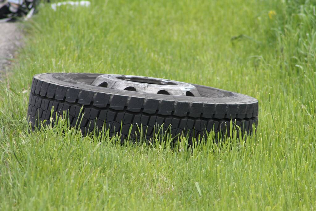 Vrachtwagen verliest achterband