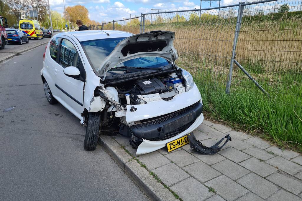 Personenauto totalloss door botsing tegen lantarenpaal