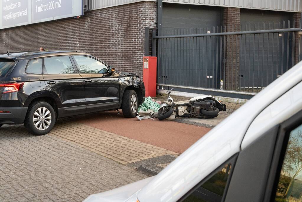 Scooterrijder gewond door botsing met personenauto