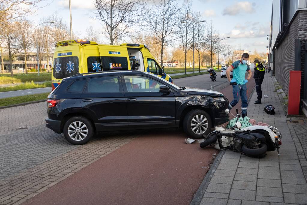 Scooterrijder gewond door botsing met personenauto