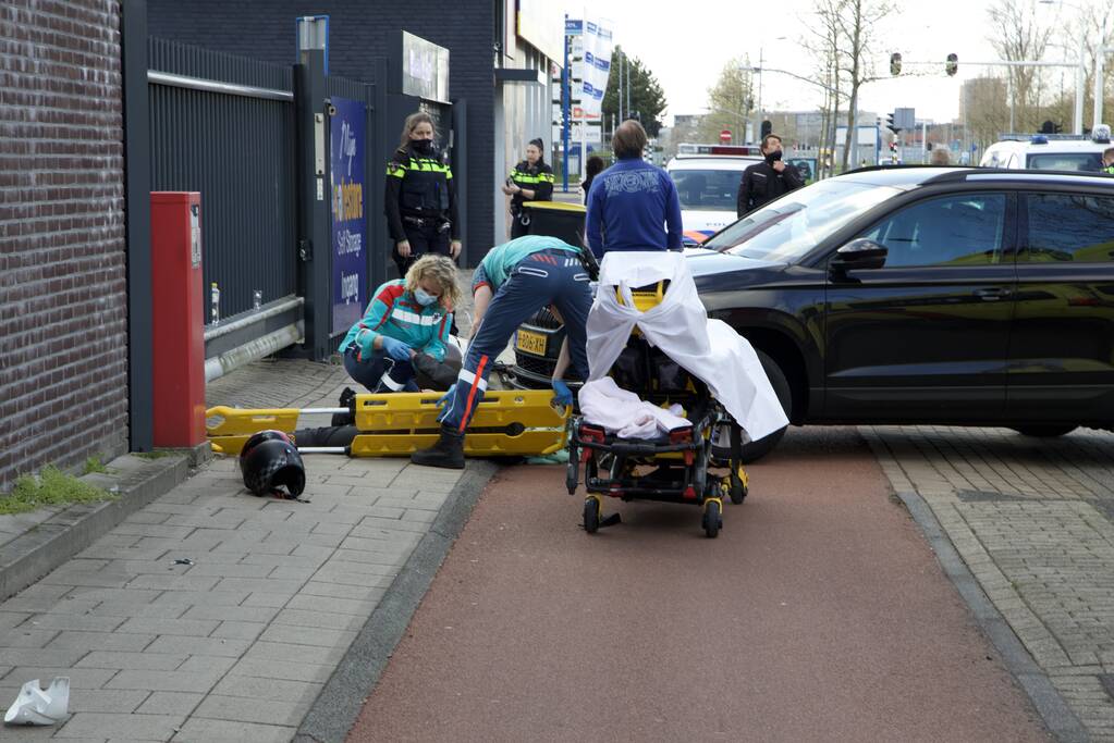 Scooterrijder gewond door botsing met personenauto