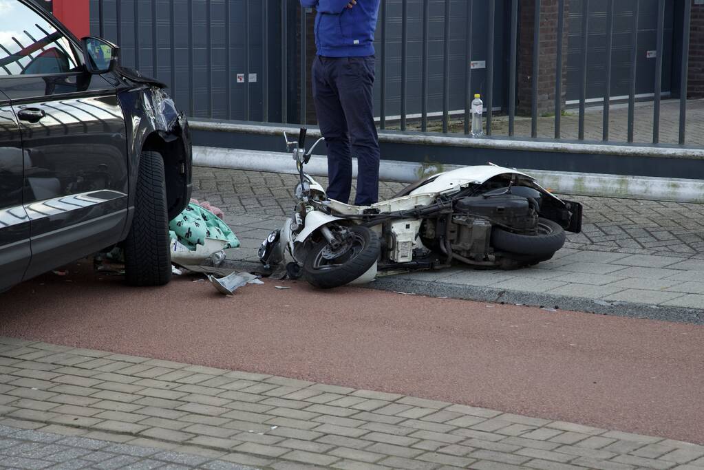 Scooterrijder gewond door botsing met personenauto