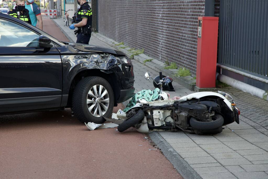 Scooterrijder gewond door botsing met personenauto