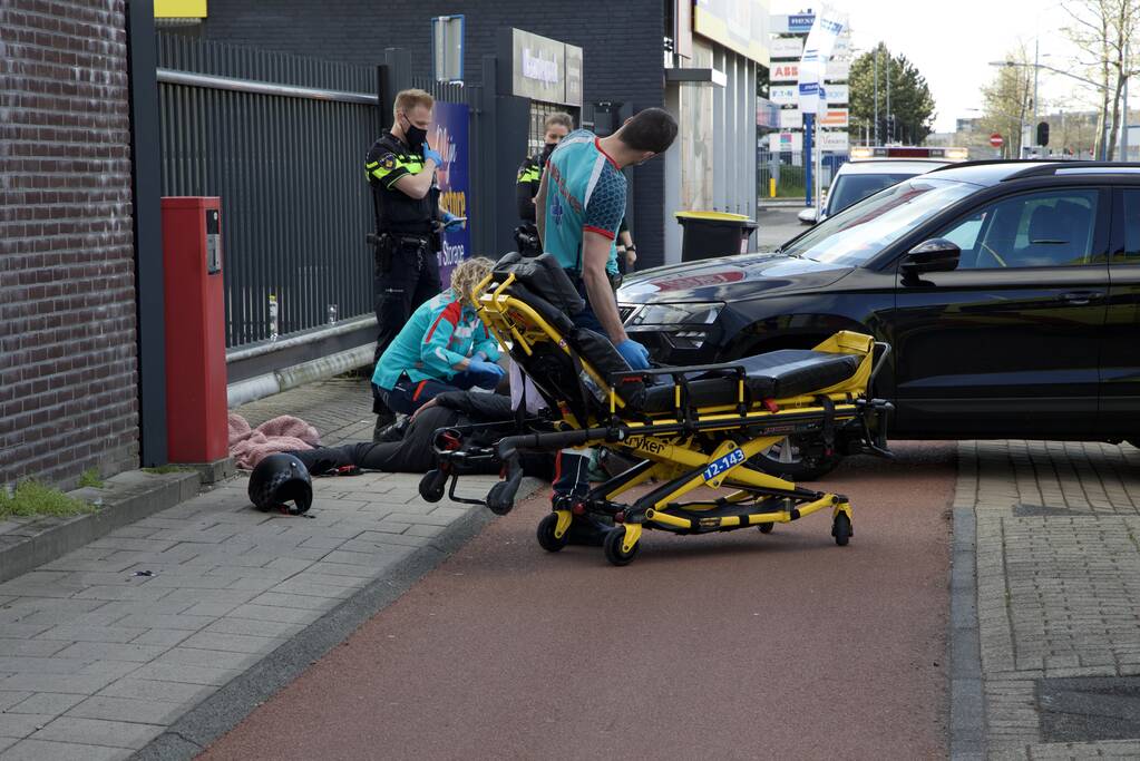 Scooterrijder gewond door botsing met personenauto