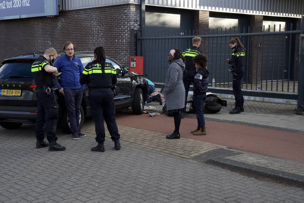 Scooterrijder gewond door botsing met personenauto