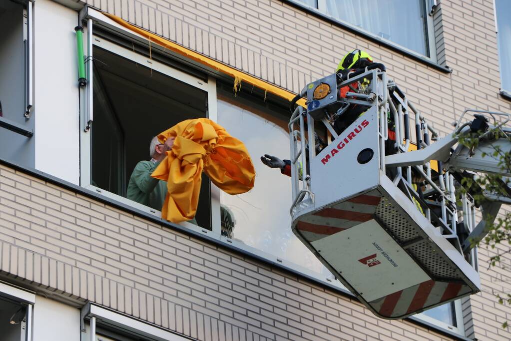 Brandweer ingezet voor los hangend zonnescherm