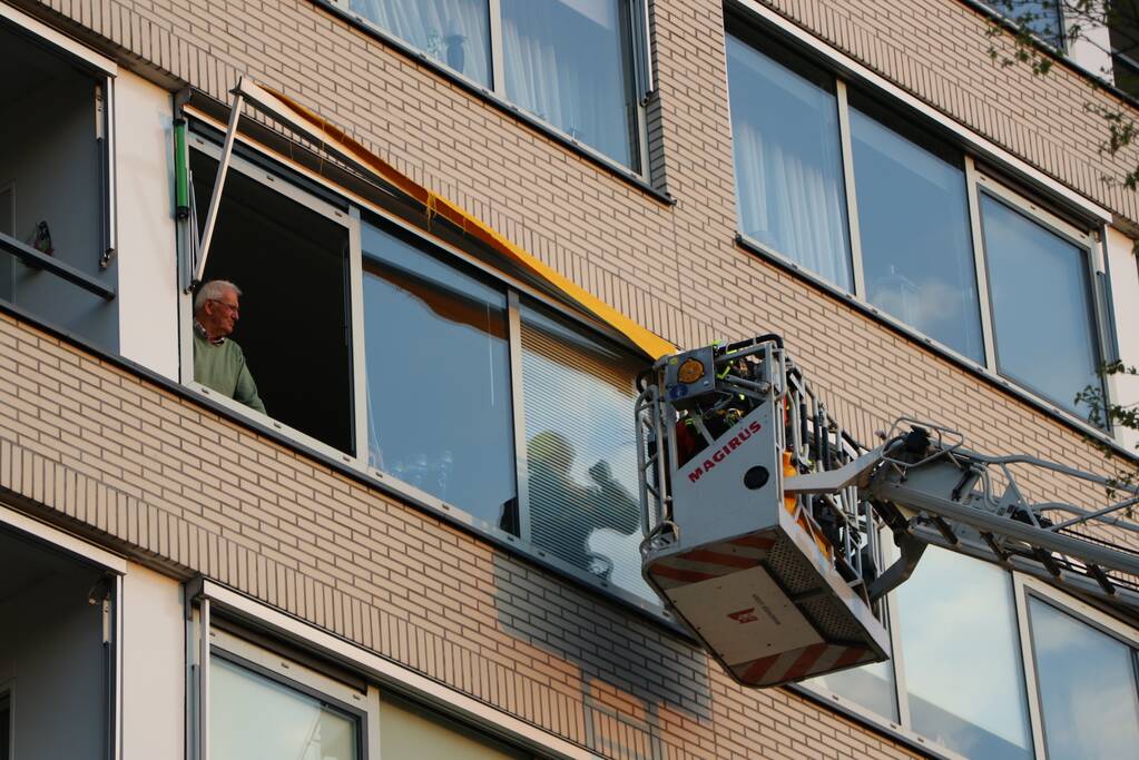 Brandweer ingezet voor los hangend zonnescherm