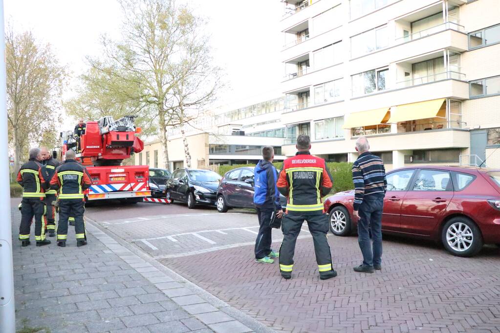 Brandweer ingezet voor los hangend zonnescherm