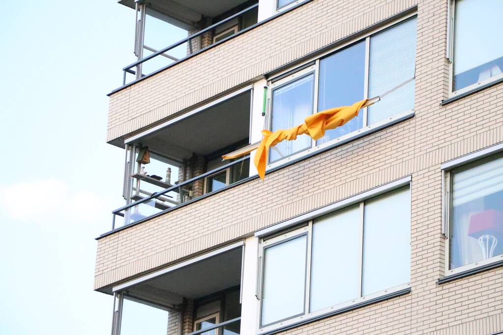 Brandweer ingezet voor los hangend zonnescherm