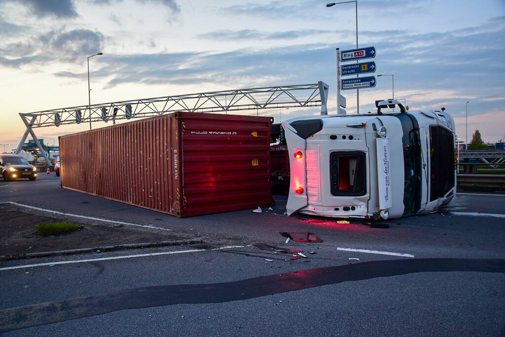 Vrachtwagen gekanteld op oprit van snelweg