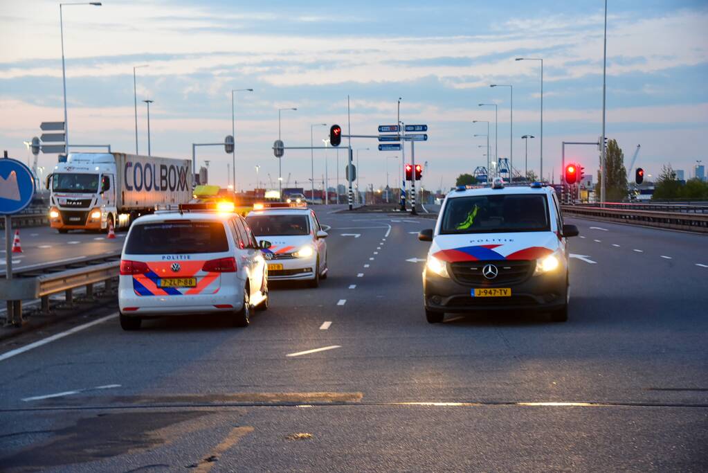 Vrachtwagen gekanteld op oprit van snelweg