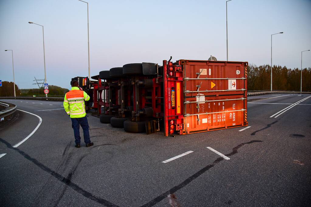 Vrachtwagen gekanteld op oprit van snelweg