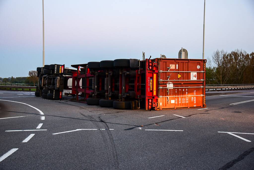 Vrachtwagen gekanteld op oprit van snelweg