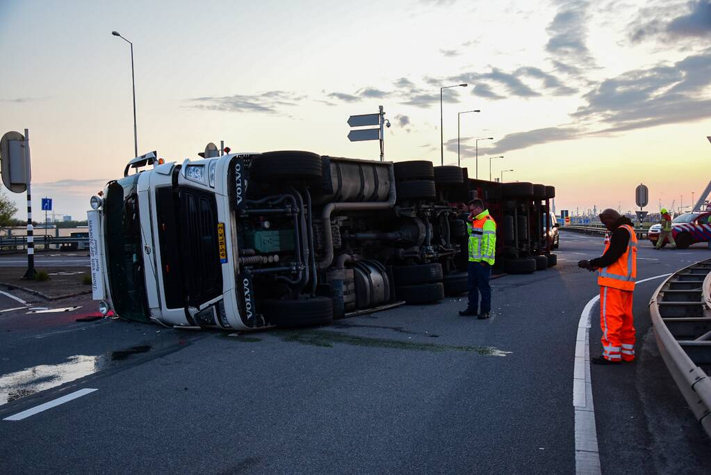 Vrachtwagen gekanteld op oprit van snelweg