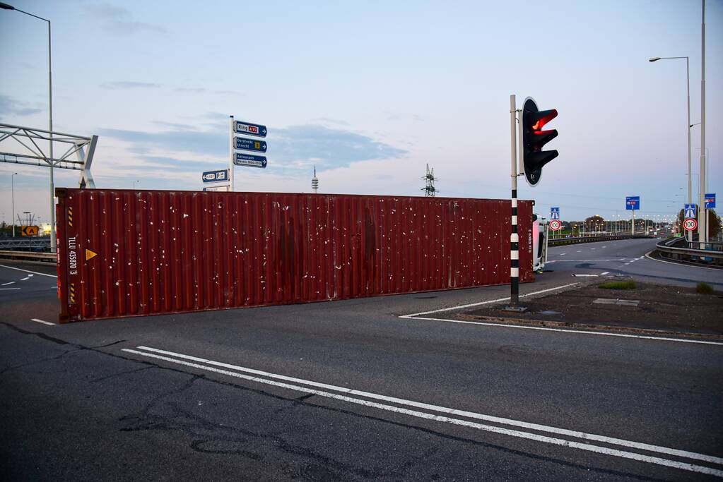 Vrachtwagen gekanteld op oprit van snelweg