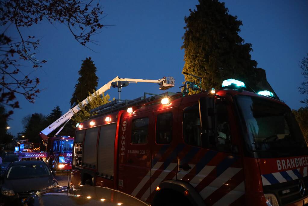 Brandweer blust schoorsteenbrand