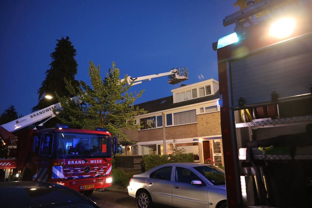 Brandweer blust schoorsteenbrand