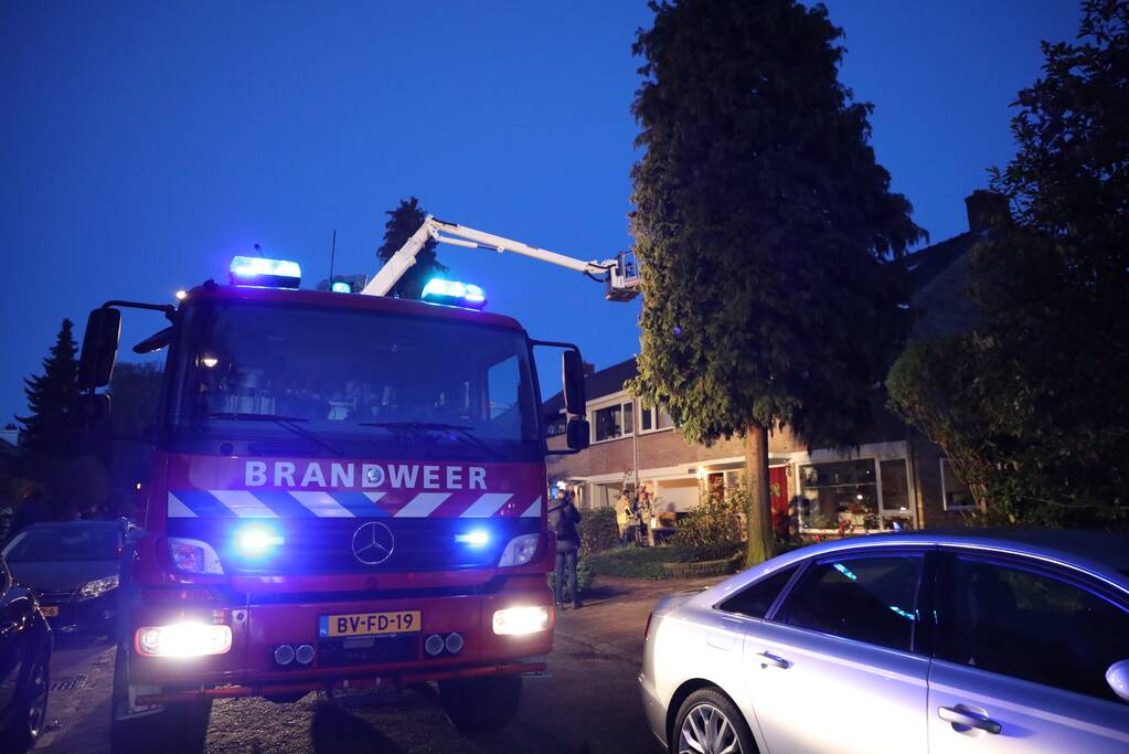 Brandweer blust schoorsteenbrand