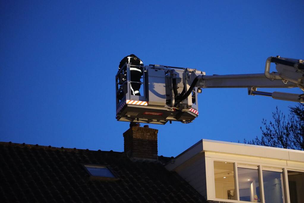 Brandweer blust schoorsteenbrand
