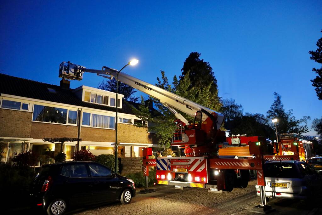 Brandweer blust schoorsteenbrand