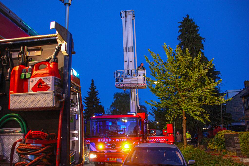 Brandweer blust schoorsteenbrand