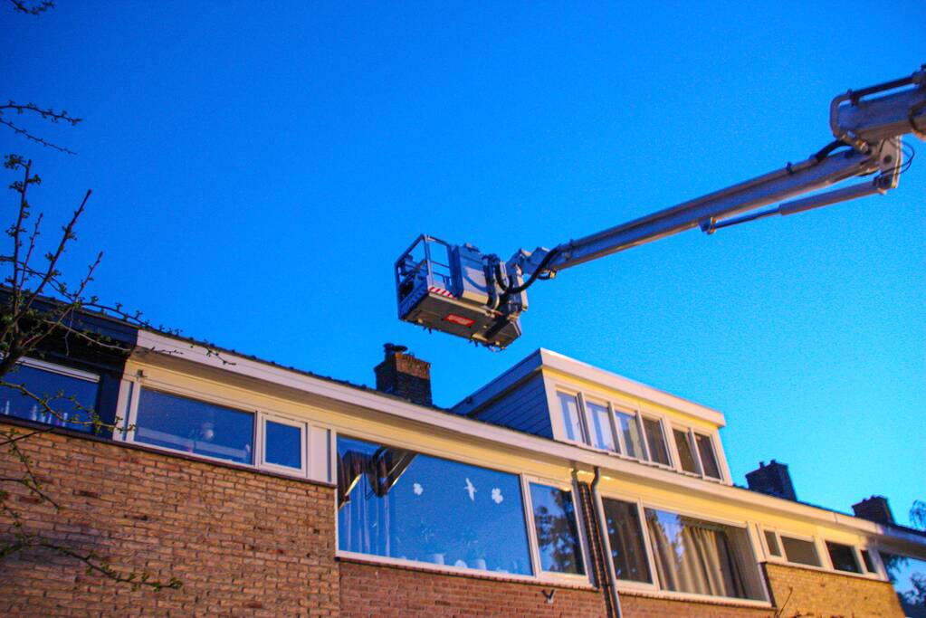 Brandweer blust schoorsteenbrand