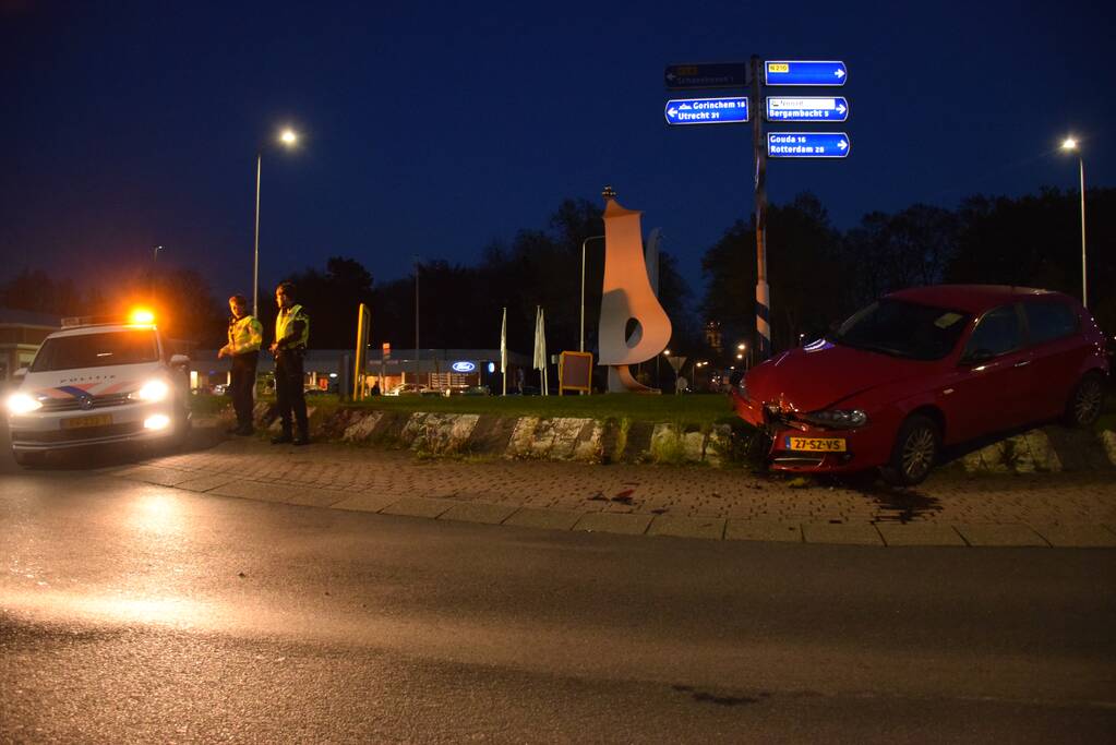 Auto gaat rechtdoor over rotonde, bestuurder onder invloed