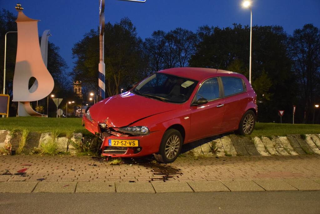 Auto gaat rechtdoor over rotonde, bestuurder onder invloed