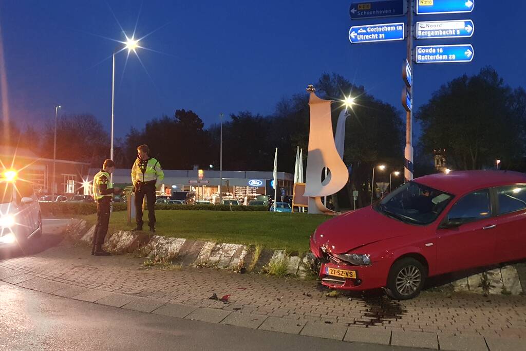 Auto gaat rechtdoor over rotonde, bestuurder onder invloed