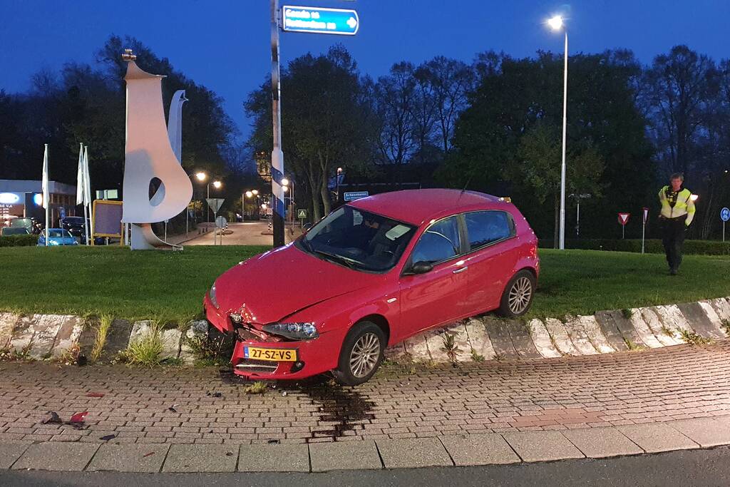 Auto gaat rechtdoor over rotonde, bestuurder onder invloed