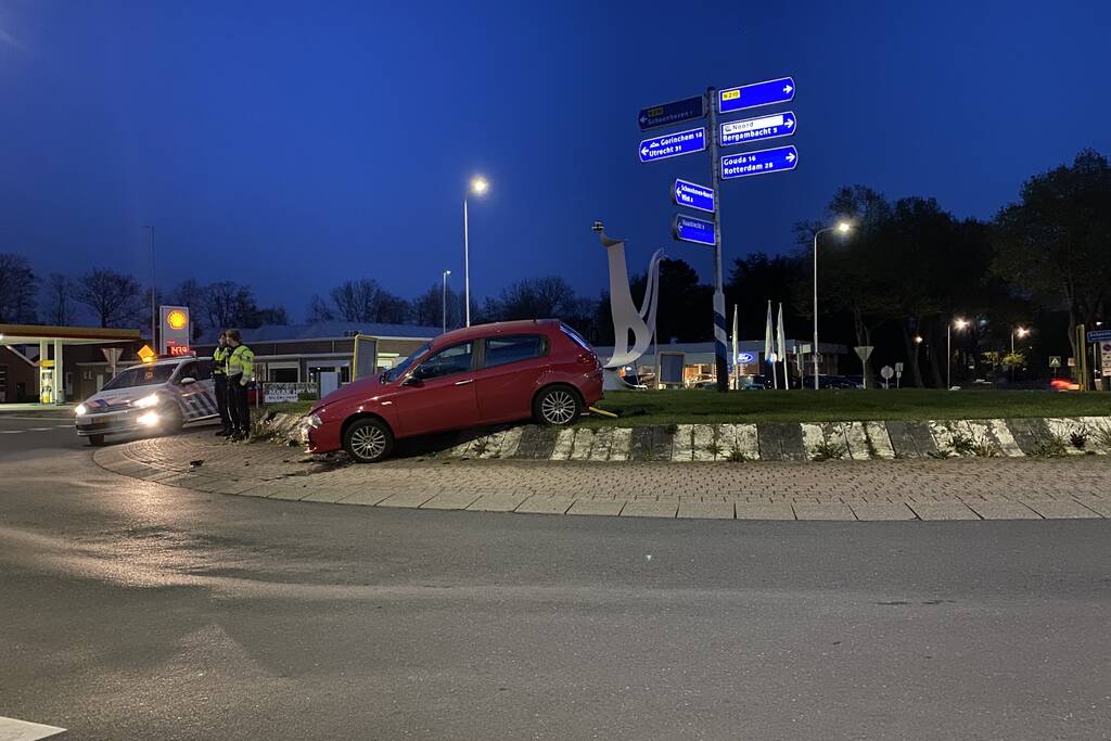 Auto gaat rechtdoor over rotonde, bestuurder onder invloed