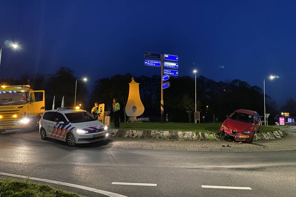 Auto gaat rechtdoor over rotonde, bestuurder onder invloed