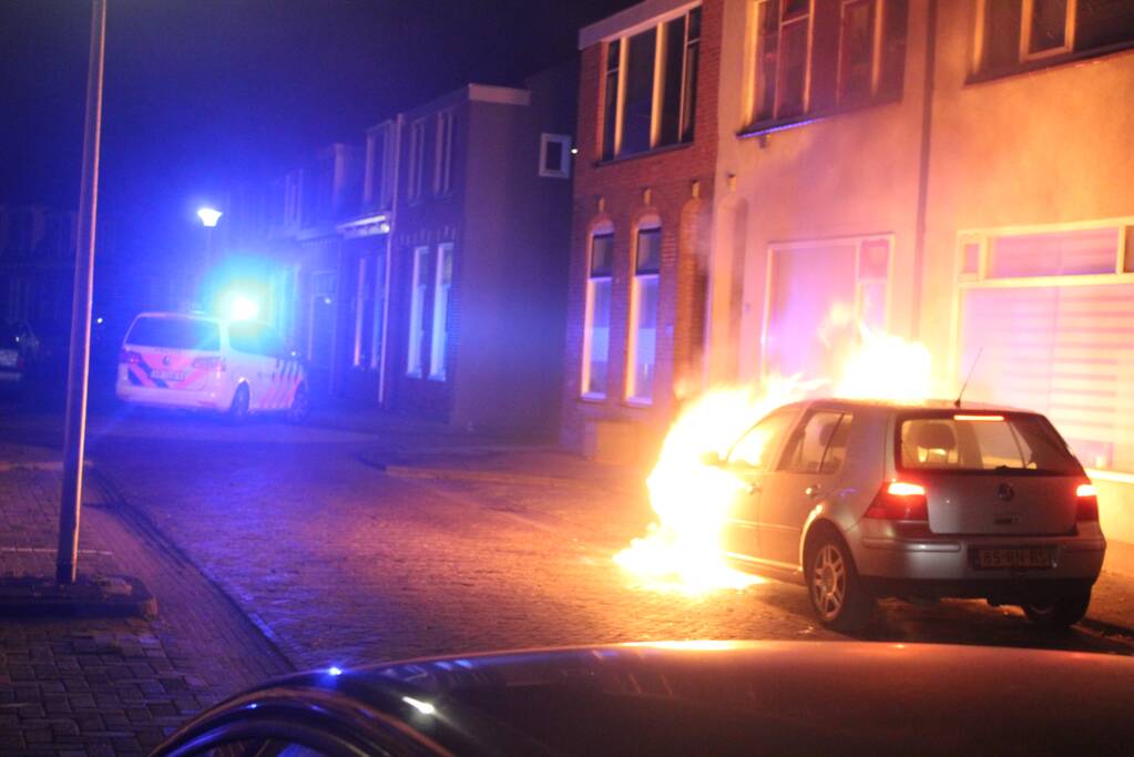 Auto vliegt in brand