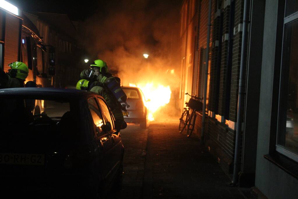 Auto vliegt in brand