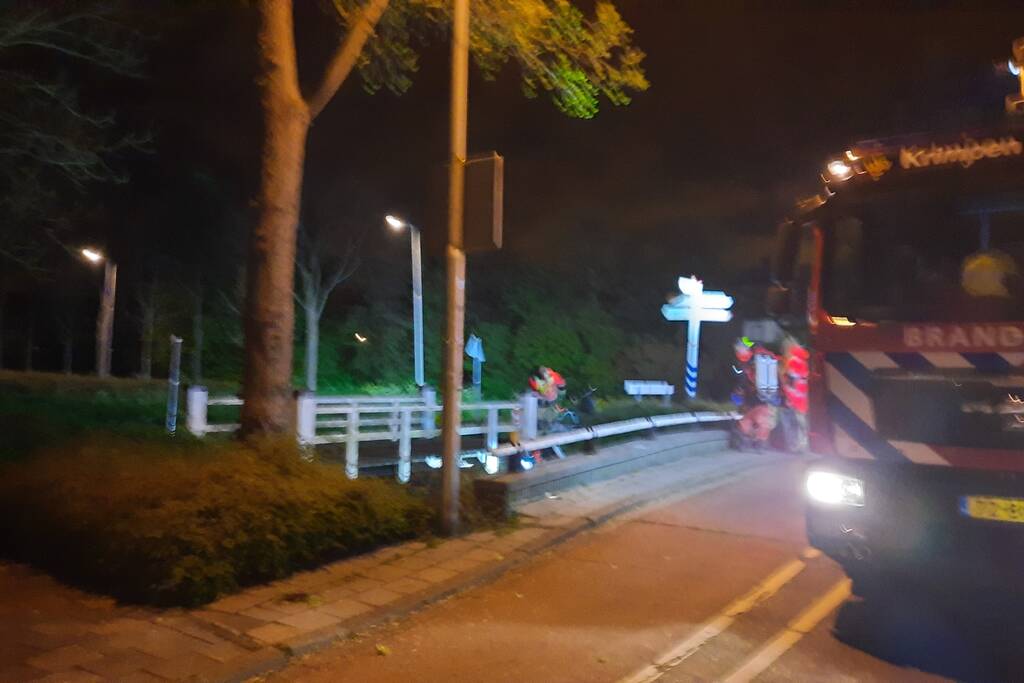 Zoektocht naar gevonden fiets in water