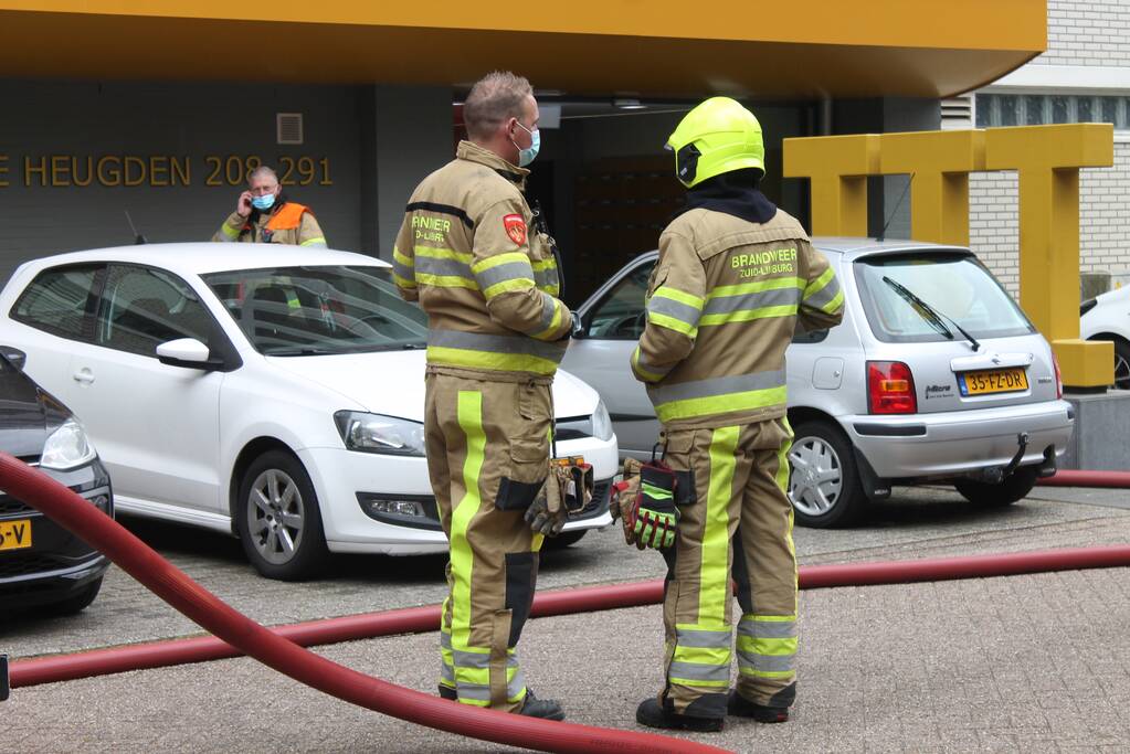 Brandweer blust brand in woning